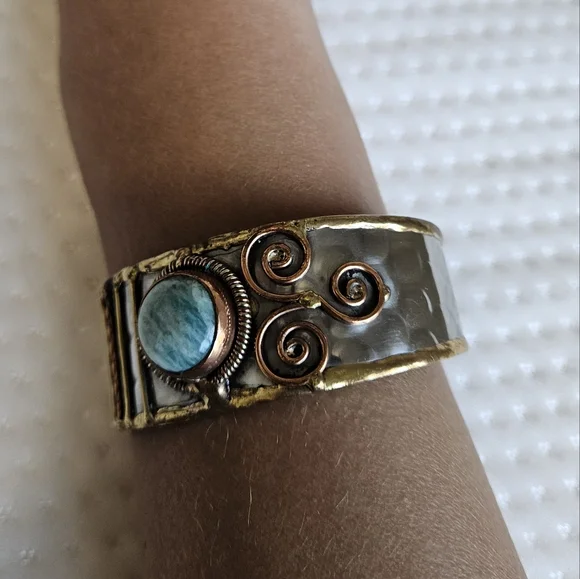 Turquoise and hammered brass bracelet clasp - Picture 3 of 7